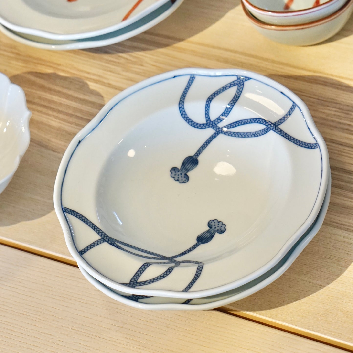 Hasami ware - flower shaped plate with lucky knot