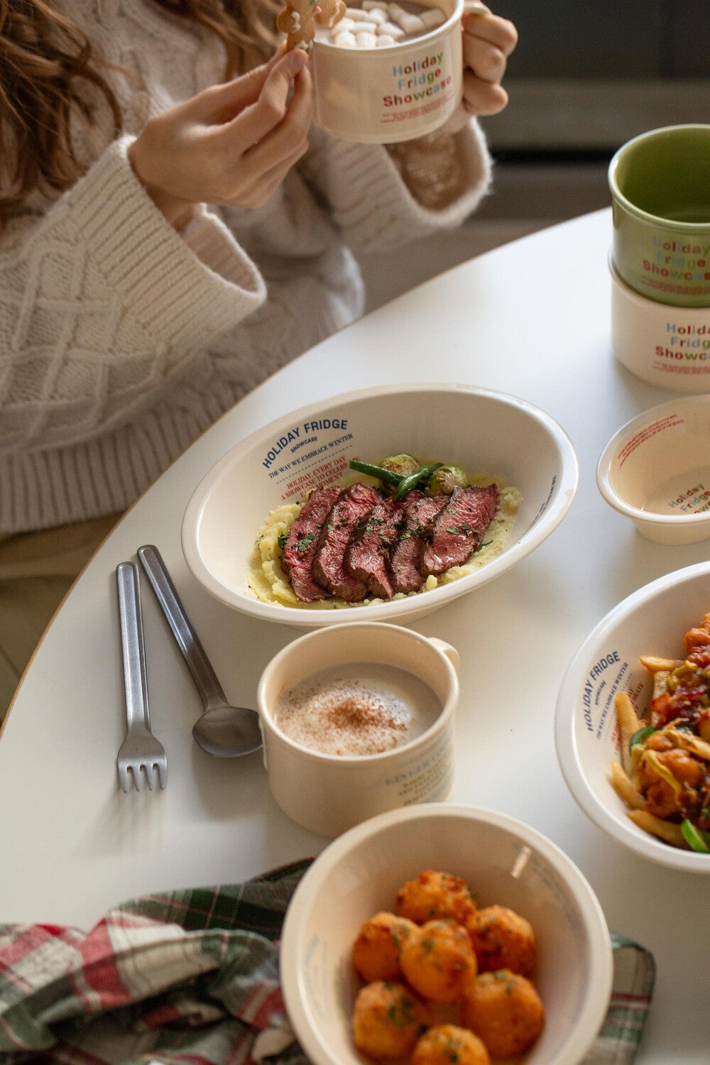 Holiday Showcase Oval Bowl L - Weekend 14